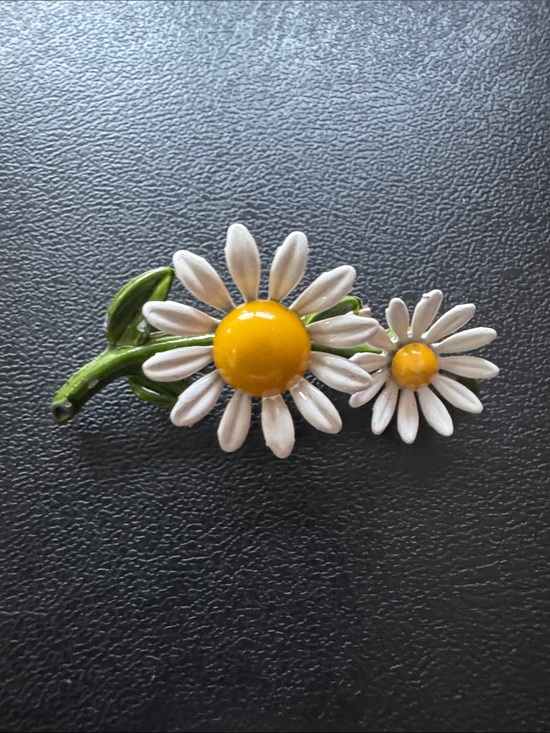 Source Unknown Jewelry - VTG 1960s Mod White & Yellow Enamel Double Daisy Brooch Pin Flower Power
